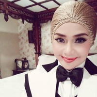 Hijab dengan serat benang menyerupai rambut dipakai Iyeth Bustami sebagai turban. Foto: Instagram