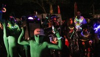 Roswell UFO Festival berlansung sejak pagi sampai malam hari. Malam hari lebih meriah! (Roswell UFO Festival)