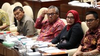 Ketua KPU Arief Budiman dan Dirjen Polpum Kemendagri Soedarmo tampak serius mengikuti rapat. Sebelumnya, MK mengabulkan gugatan yang dilayangkan Partai Idaman dan Partai Solidaritas Indonesia. Menurut majelis, isi pasal 173 ayat 1 dan 3 sudah pernah dibatalkan oleh MK pada UU Pemilu sebelumnya.