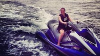 Bukan hanya menunjukkan lekuk tubuhnya, Alexandra juga hobi membuat air meliuk dengan ski air lho. Foto: Instagram @got_alex