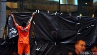 Kaca-kaca di ruangan itu ditutup plastik hitam.