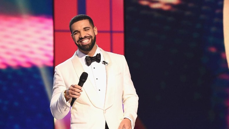 Momen Haru Rapper Drake Beri Kejutan Bocah Pasien Bedah Jantung/ Foto: dok. Getty Images Momen Haru Rapper Drake Beri Kejutan Bocah Pasien Bedah Jantung/ Foto: dok. Getty Images