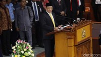 Usai dilantik, Bamsoet menyampaikan pidato berjudul Senayan Pelangi Indonesia. Dalam pidato tersebut, Bamsoet menyampaikan soal komitmen perbaikan citra dan kinerja DPR. Selain itu, dia juga ingin DPR jadi mitra produktif-kontributif pemerintah. Dia juga bicara soal penguatan Polri-jaksa-KPK. (Foto: Grandyos Zafna/detikcom)