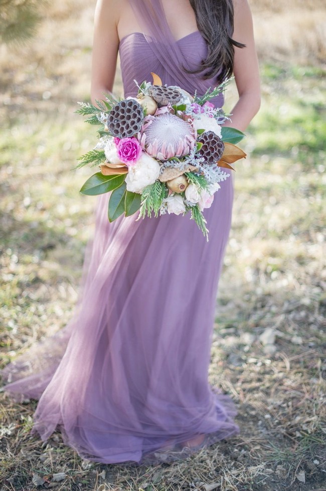 Ungu memang bukan opsi warna populer untuk gaun pengatin. Namun agar lebih unik, nuansa violet patut dilirik apalagi merupakan warna yang tren di 2018. Foto: Pinterest