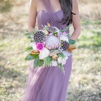 Ungu memang bukan opsi warna populer untuk gaun pengatin. Namun agar lebih unik, nuansa violet patut dilirik apalagi merupakan warna yang tren di 2018. Foto: Pinterest