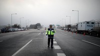 Polisi Korsel sesaat setelah delegasi Korsel melewati checkpoint di Desa Panmunjom (Foto: Dok. REUTERS/ Kim Hong-ji)