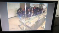 Awalnya berdasarkan CCTV di dekat koridor BCA, tampak mahasiswi-mahasiswi dari Universitas Bina Darma, Palembang, tengah mondar-mandir di selasar sekitar pukul 11.56 WIB (Foto: Dok. Istimewa) 