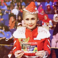 Iyeth yang dikenal sebagai pelantun Laskmana Raja di Laut itu juga memadukan hijab uniknya dengan topi.Foto: Instagram