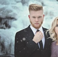 Suhu beku di Tellico Plains, Tennessee, tak menghentikan pasangan ini untuk mengabadikan momen foto prewedding yang hanya terjadi sekali dalam seumur hidup. Mereka adalah pasangan Morgan Daye dan Josh Morris. Foto: Facebook