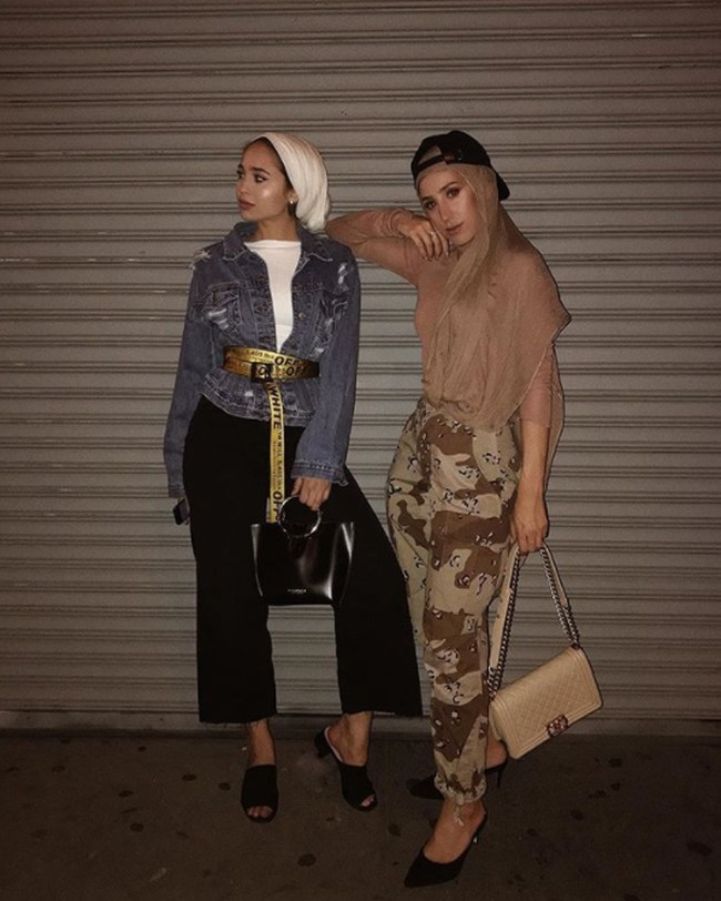 Maria Alia menyulap jaket jeans basic jadi unik dengan tambahan belt berwarna kuning. Foto: Instagram