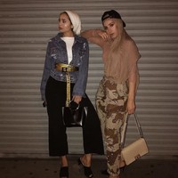 Maria Alia menyulap jaket jeans basic jadi unik dengan tambahan belt berwarna kuning. Foto: Instagram