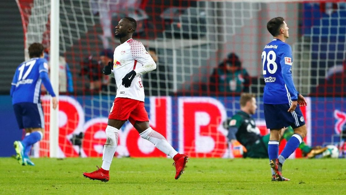 Naby Keita usai menjebol gawang Schalke 04 akhir pekan kemarin (Hannibal Hanschke/Reuters)