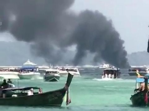 Asap membubung dari kapal cepat yang meledak di Thailand