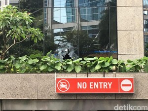 Selasar BEI Ambruk, Kaca Bank Dipecahkan untuk Evakuasi