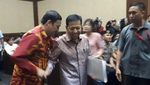 Foto: Ekspresi Novanto Tunggu Sidang Sambil Pegang Map Putih