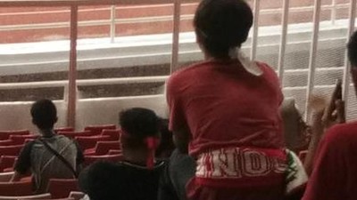 Foto: Aksi Penonton Bandel Injak Kursi Baru GBK