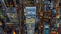 Sebagai kota metropolitan, New York punya spot tersendiri di hati wisatawan. Saat malam tiba, kota ini justru tambah cantik dengan bantuan lampu dari gedung-gedung pencakar langit. (dok. Jeffrey Milstein)