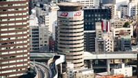 Jalan tol itu masuk ke dalam gedung Gate Tower yang dekat dengan stasiun Osaka. Penampakan jalan tol yang menembus gedung tersebut bisa dlihat dari dekat. Istimewa/Forbes.