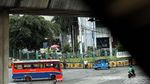 Melihat Kepulan Asap Metro Mini dan Kopaja yang Hampir Mati