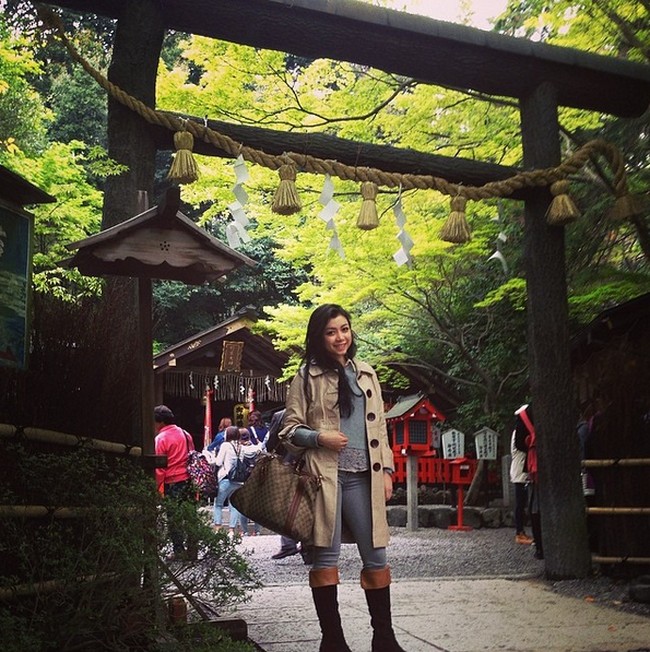 Hertika Putri, anggota Girl Squad yang baru saja melahirkan tampak stylish membawa tas Gucci. Foto: Instagram