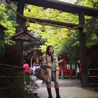 Hertika Putri, anggota Girl Squad yang baru saja melahirkan tampak stylish membawa tas Gucci. Foto: Instagram