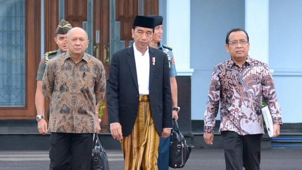 Jokowi bersama KSP Teten Masduki (kiri) dan Mensesneg Pratikno (kanan).