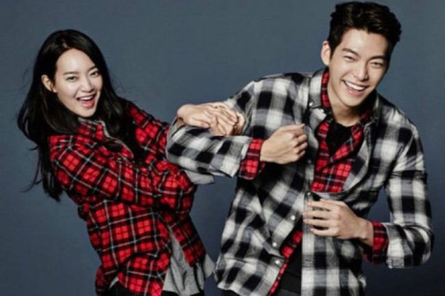 Shin Min Ah dan Kim Woo Bin terlibat cinta lokasi setelah dipasangkan sebagai model iklan brand fashion Giordano pada 2015. Usia Shin Min Ah yang lima tahun lebih tua tak menjadi halangan. Pasangan ini akan membintangi drama Korea Our Blues pada 2022. Foto: Giordano