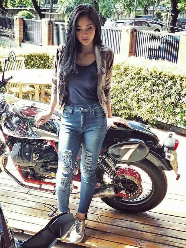 Sebelumnya ia parnah menjadi SPG mobil, model dan kini juga menjadi seorang artis. (Foto: Instagram)