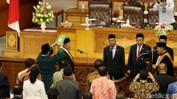 Saat mengucapkan sumpah, Bamsoet ini sempat diminta mengulangi 3 kali karena ada kesalahan pengucapan. Sumpah Ketua DPR dipandu oleh Ketua MA Hatta Ali dan didampingi seorang rohaniwan. (Foto: Grandyos Zafna/detikcom)