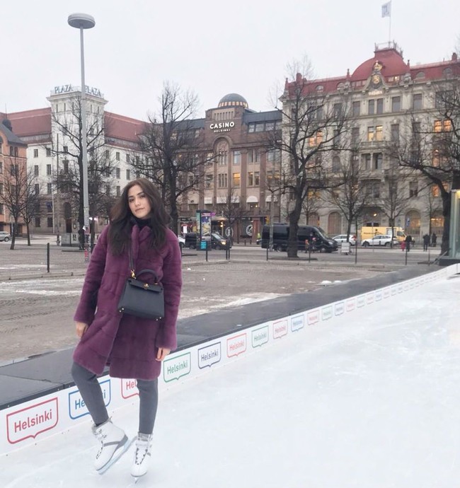 Jessica Iskandar bergaya #ootd dengan tas Hermes Kelly yang harganya US$ 19.750 atau sekitar Rp 266 juta. Foto: Instagram