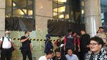 Foto: Kaca Tower II BEI Ditutup Plastik Hitam