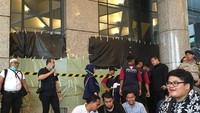 Hal tersebut untuk menutupi puing-puing selasar yang ambruk di bagian dalam (Indra/detikcom)