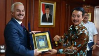 Rombongan TAI yang terdiri dari President dan CEO TAI, Temel Kotil, PhD, beserta rombongan diterima oleh Direktur Utama PTDI, Elfien Goentoro beserta jajaran Direksi dan manajemen PTDI hari ini, Senin (15/1/2018). Pool/PT Dirgantara Indonesia.