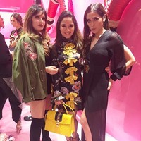 Berpose bersama genk Girl Squad-nya yaitu Nia Ramadhani dan Jessica Iskandar, Chacha Frederica stylish membawa Sylvie Gucci Signature bag seharga US$ 2.890 atau sekitar Rp 39 juta. Foto: Instagram