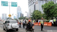 Petugas mengatur lalu lintas di flyover Pancoran.