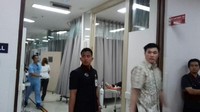 Salah seorang korban yang dibawa ke dalam tampak masih histeris kesakitan. Foto: (Dwi Andayani-detikcom)