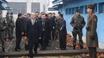 Momen Jabat Tangan Berjemaah Delegasi Korsel dan Korut