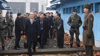 Saat delegasi Korea Selatan yang dipimpin oleh Kepala Kantor Kementerian Kebudayaan, Olahraga, dan Pariwisata, Lee Woo-sung (Foto: Dok. The Unification Ministry/Yonhap via REUTERS)