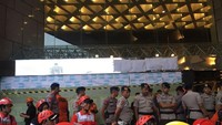Polisi berjaga di sekitar lokasi (Foto: Indra Komara/detikcom)