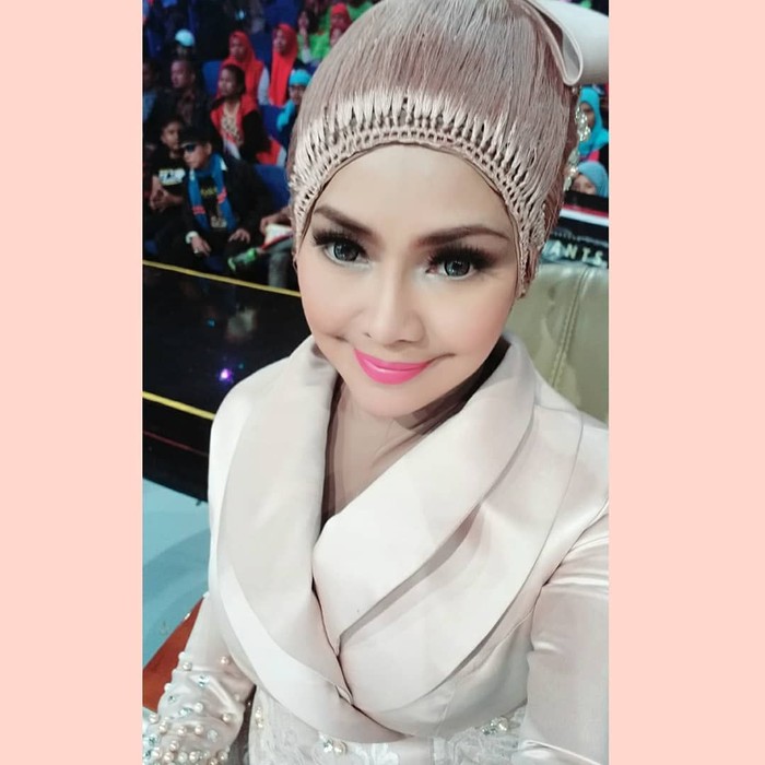 Gaya Hijab Unik Iyeth Bustami