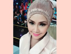 6 Gaya Iyeth Bustami yang Bikin Heboh karena Pamer Foto Tanpa Hijab