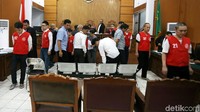 Komplotan penyelundup 1 ton sabu meninggalkan ruang sidang.