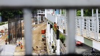 Pekerja mengerjakan pembangunan Pembangunan Jembatan penyeberangan orang (JPO) di kawasan Kuningan Timur, Senin (15/1).