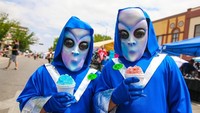 Kota Roswell di AS, terkenal sebagai lokasi paling sering muncul penampakan UFO dan alien. Maka dari itu, tiap tahunnya digelar Roswell UFO Festival (Roswell UFO Festival)