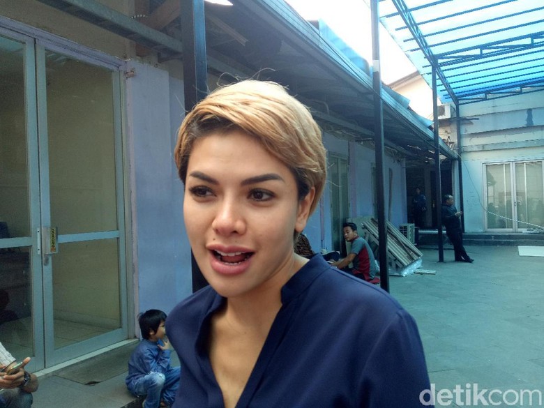 Nikita Mirzani Ungkap Al Tak Anggap Sajad Ukra Sebagai Ayahnya Nikita Mirzani Ungkap Al Tak Anggap Sajad Ukra Sebagai Ayahnya