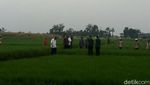 Foto: Sigapnya Jokowi Pegangi Ganjar yang Jatuh di Sawah