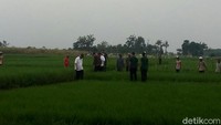 Jokowi dan rombongan tiba di lahan sawah yang terletak di Desa Lebaksiu, Tegal, Jawa Tengah, sekitar pukul 17.39 WIB, Senin (15/1/2018). Menteri PUPR Basuki Hadimuljono dan Gubernur Jawa Tengah Ganjar Pranowo ikut menyertai.