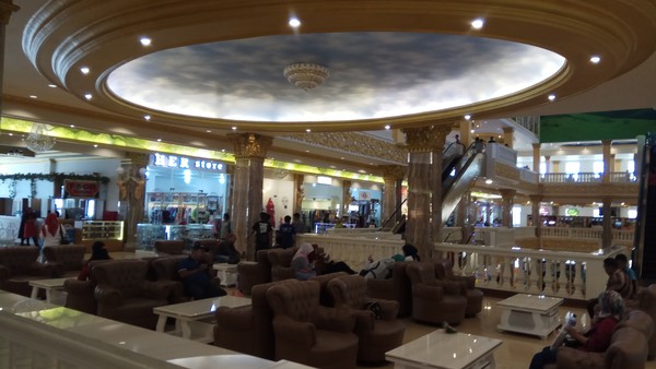 Tak hanya untuk berfoto, di balkon ini pengunjung bisa bersantai dengan meja dan kursi yang telah disiapkan. Bisa juga, pengunjung memesan makanan dan minuman dari dalam mall (Moehammad Bakrie/detikTravel) Tak hanya untuk berfoto, di balkon ini pengunjung bisa bersantai dengan meja dan kursi yang telah disiapkan. Bisa juga, pengunjung memesan makanan dan minuman dari dalam mall (Moehammad Bakrie/detikTravel)