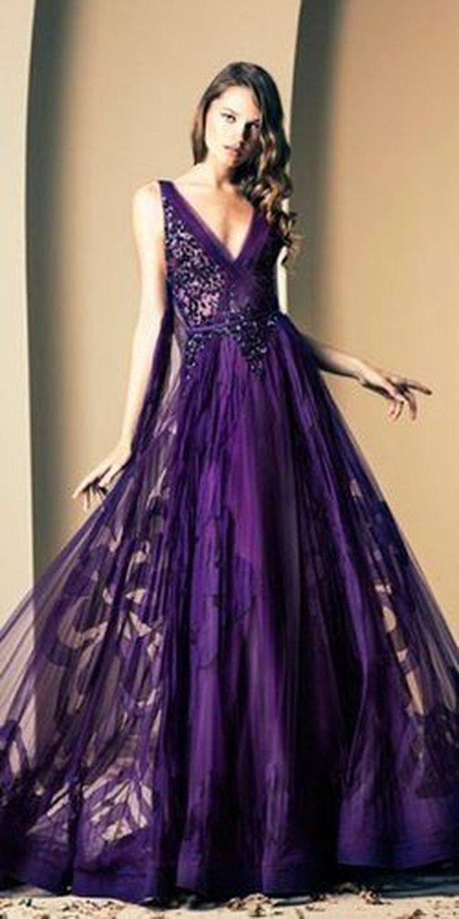 Seperti inspirasi gaun pengantin warna ultra violet sebelumnya, pilihan ini juga hadir dengan aksen bunga-bunga sehingga tak tampak terlalu keras. Foto: Pinterest