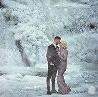 Ketika mereka melakukan perjalanan ke tempat tersebut, lalu lintas menjadi sangat buruk. Sehingga mereka memutuskan untuk memarkir mobil mereka dan berjalan sejauh tiga kilometer dalan cuaca -3°C. Foto: Facebook